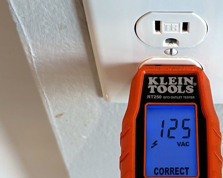 Outlet tester showing correct wiring and 125 volts